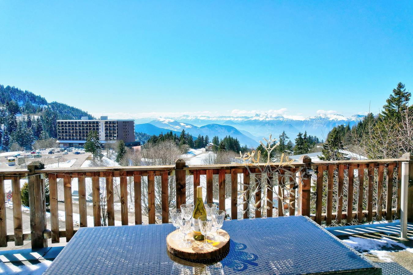 Ganze Wohnung, Appartement 'Vacances De Rêves' mit Bergblick, Innenpool, direkt an den Pisten in Chamrousse, Nationalpark Écrins