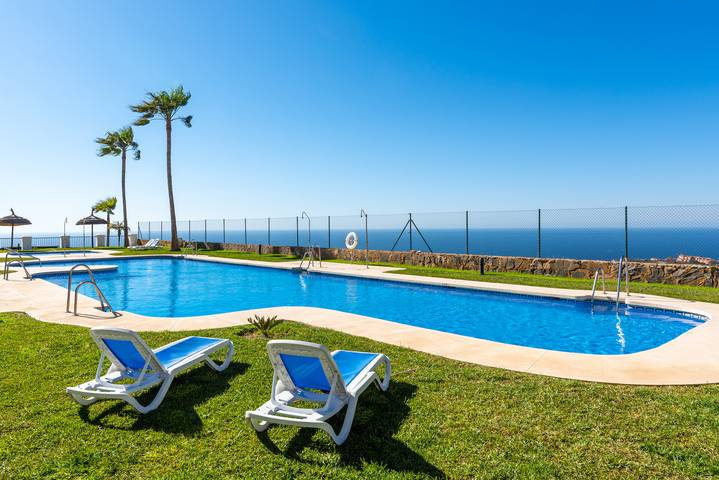Apartamento entero, Apartamento de lujo Neptuno en Málaga con vistas al mar, piscina compartida y Wi-Fi in Rincón de la Victoria, Costa del Sol