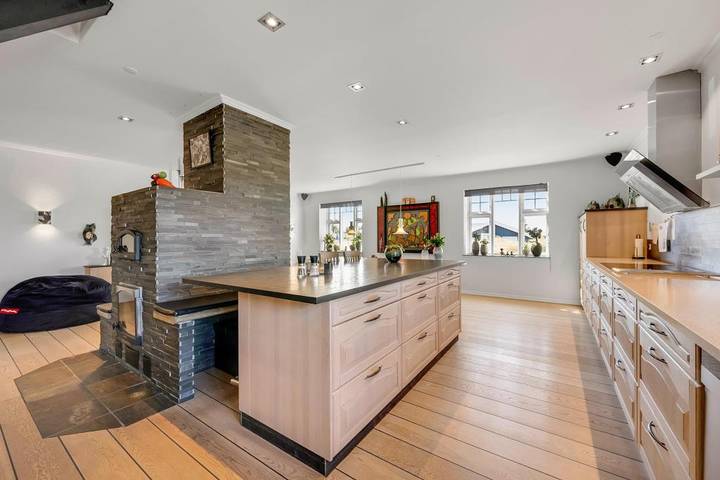 Spacious Holiday Home in Nr. Lyngvig with Hot Tub and Activity Room in Nørre Lyngvig, Hvide Sande