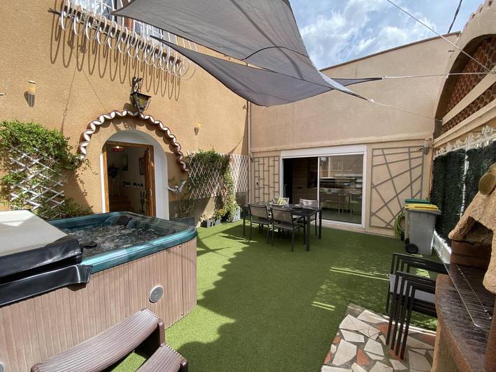 Gîte pour 4 personnes, avec terrasse ainsi que jacuzzi et jardin