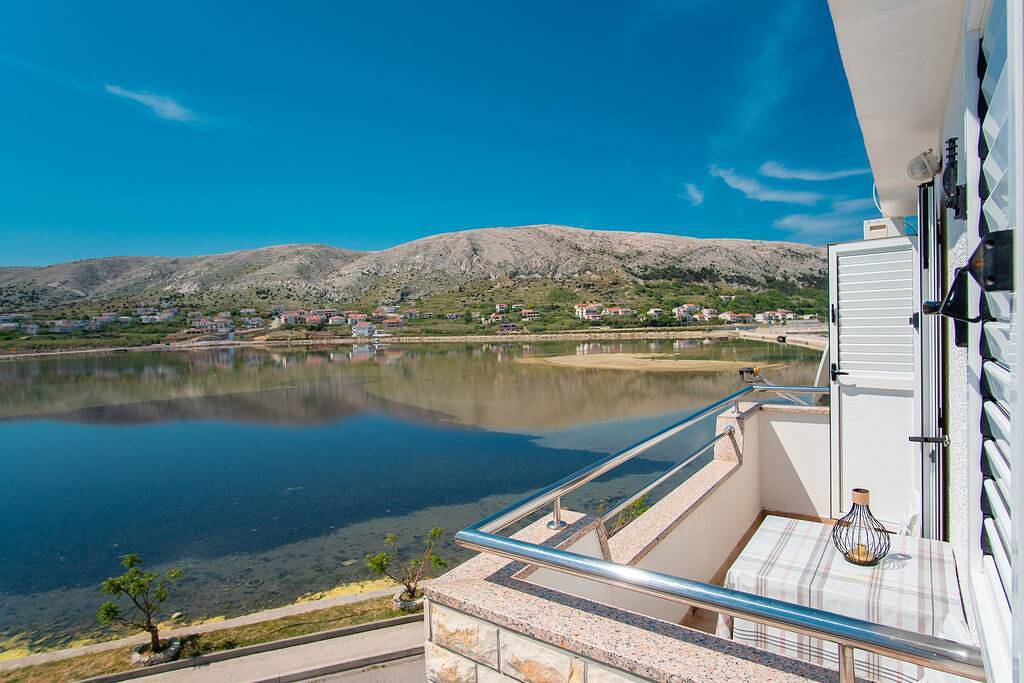 Ganze Wohnung, Ferienwohnung für 5 Personen mit Balkon/Terrasse in Pag Stadt, Pag