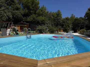 Gîte pour 2 personnes, avec piscine et terrasse, animaux acceptés à Suze-la-Rousse