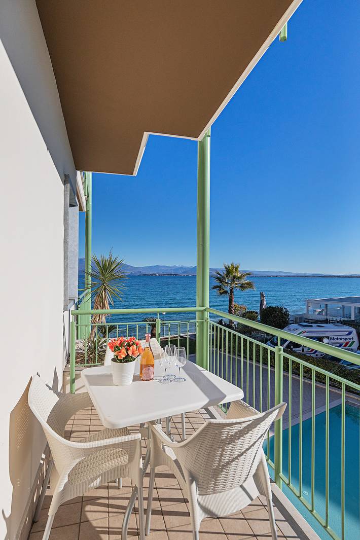 Ganzes Studio, Residenza Miralago with pool - Studio apartment with lake view in Desenzano del Garda, Gardasee-Berge
