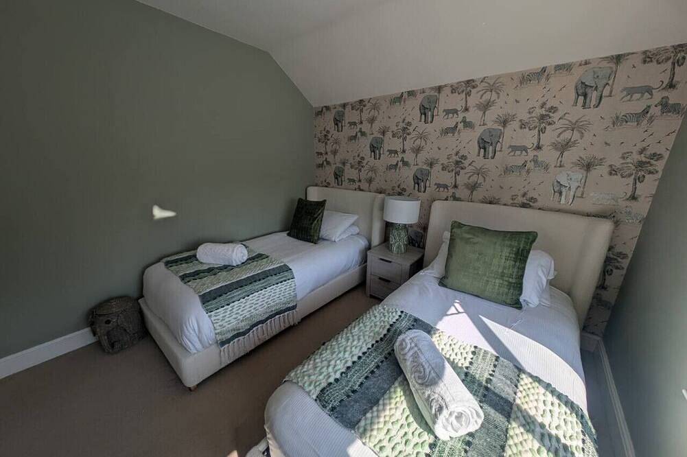 Sparrow Cottage-New Forest Home-4 Bed-Garden-Parking-Ev Charger in Ringwood, Hampshire