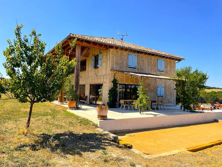 Gîte pour 12 personnes, avec jardin ainsi que terrasse et piscine à Roquevidal