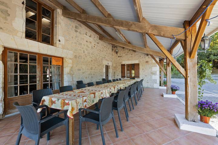 Landhaus 'Maison À La Campagne' mit Seeblick, privatem Pool und WLAN in Saint-Vallier, Charente