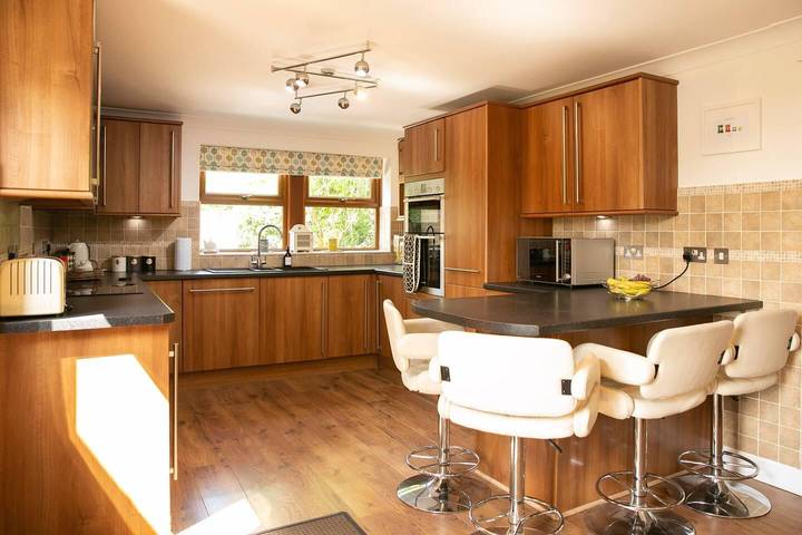 4 Bed House Sleeps 9 - Parking, Garden, Bbq, Wifi in Leeds, Yorkshire del Oeste