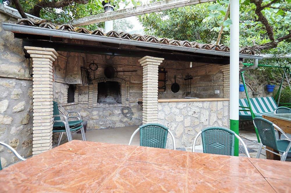 Country House 'Los Rosales' with Private Pool and Private Garden in La Iruela, Sierras de Cazorla and Segura Natural Park