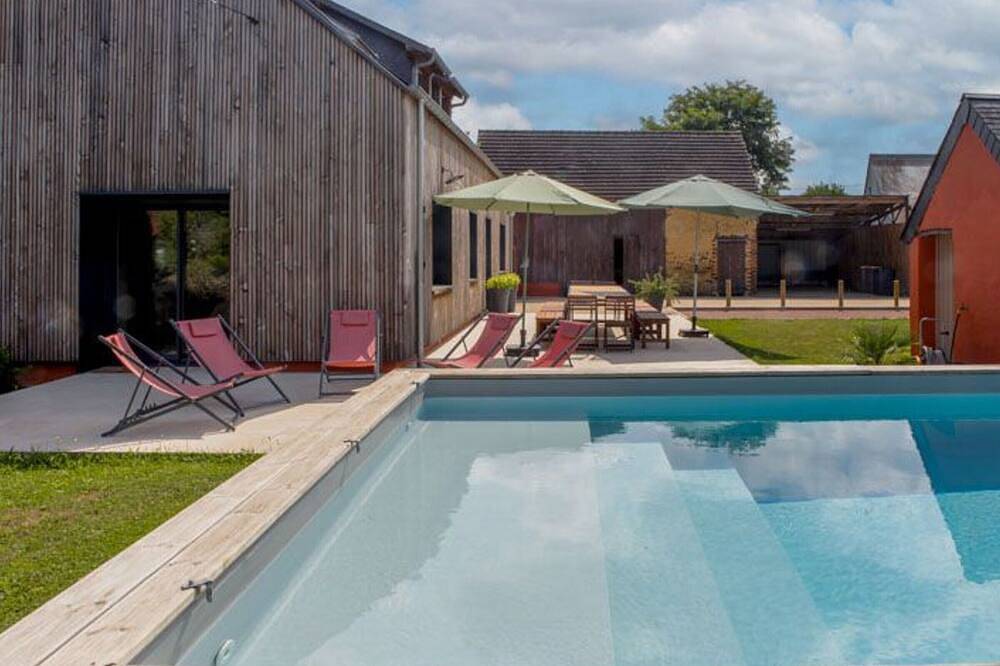 Maison familiale avec piscine chauffée, salle de jeux et grand jardin - 5 chambres, 15 couchages in Changé, Sarthe
