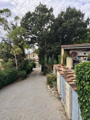 Gîte pour 2 personnes, avec piscine ainsi que jardin et vue à Villeneuve