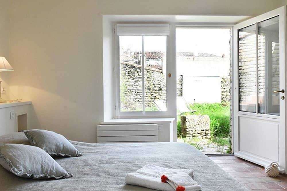 Charming Village Center House with Garden, 2 Bedrooms, Wi-Fi, and Fully Equipped Kitchen in Les Portes-en-Ré, Ile de Re