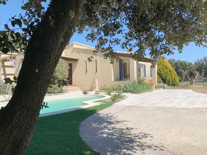 Location de vacances pour 11 personnes, avec Terrasse ainsi que Jardin et Piscine à Domazan