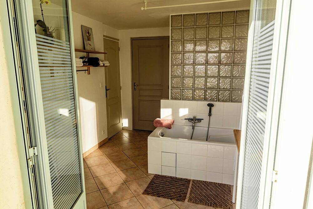 Appartement entier, Entre mer et montagne ,animaux acceptés, randonnées, balades depuis  la maison in Revest-les-Roches, Côte méditerranéenne (France)