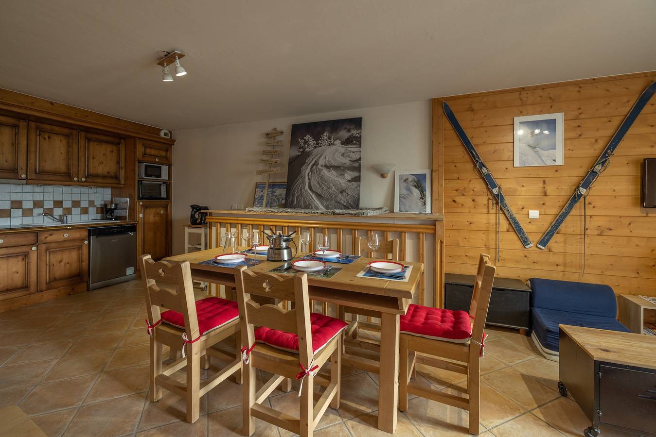 Apartamento entero, Apartamento 'Morrillon 1100 Skis aux Pieds' con vistas a la montaña, balcón y Wi-Fi. in Station de Morillon, Grand Massif