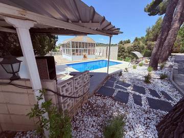 Casa rural para 14 personas, con jardín y piscina además de terraza y vistas en Argés