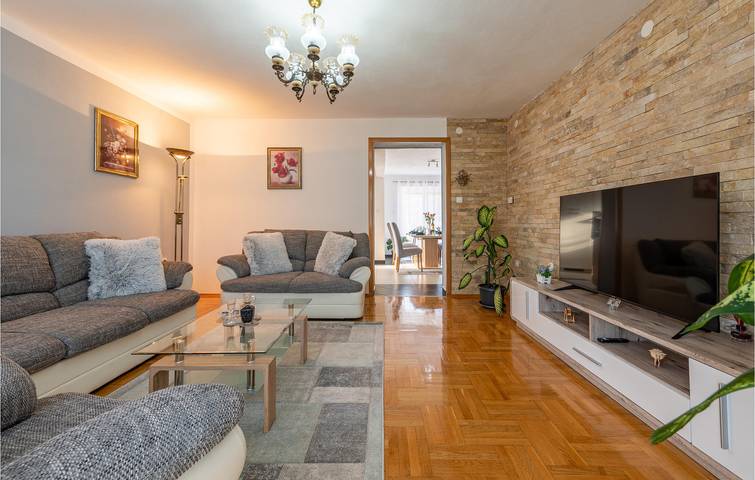 Ganze Ferienwohnung, Gemütliches Apartment mit Pool, Terrasse und Parkplatz in Gračac, Zadar