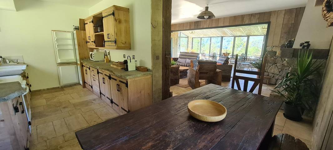 Gîte pour 11 personnes, avec terrasse et jardin à Ercé - 4