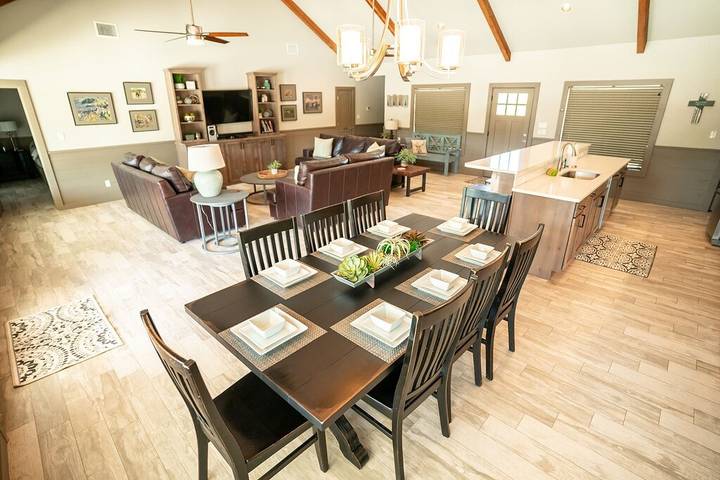 Vacation rental for 27 people, with hot tub in Concan