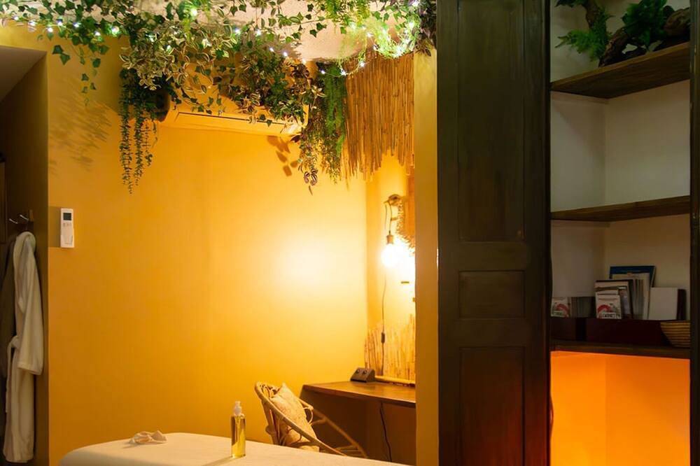 Entire apartment, Private Spa with Jacuzzi & Massage in Vierzon - L'Aventurier in Vierzon, Vierzon Region