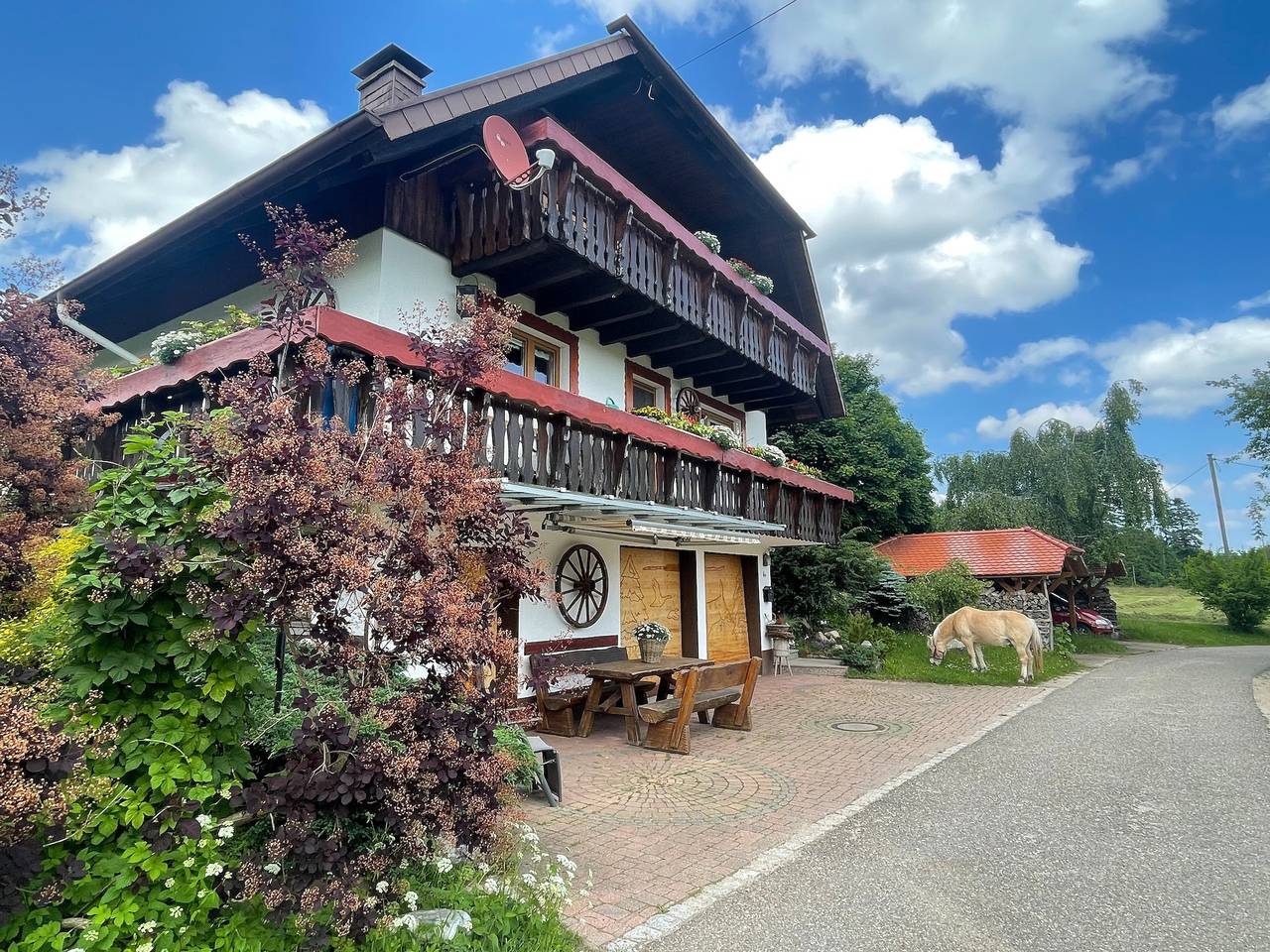 Entire apartment, Dog-Friendly Apartment on a Farm with Garden, Balcony, and Green Views in St. Georgen im Schwarzwald, Central Black Forest