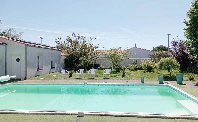 Gîte pour 4 personnes, avec terrasse ainsi que piscine et jardin à La Jarrie