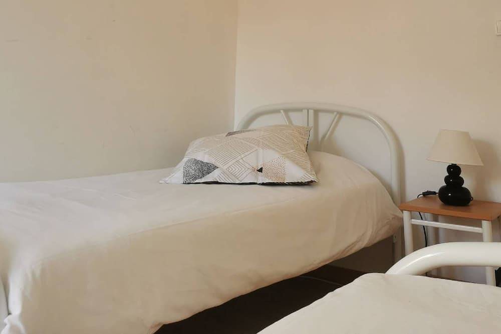 Comfortable individual lodgings in a natural setting. in Gouville-sur-Mer, Coutances