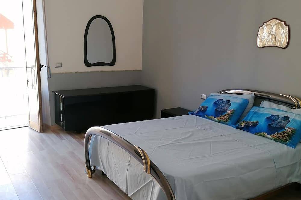 Entire apartment, Close to Naples, Pompeii and 100 meters from boarding to Capri, Amalfi and Positano in Torre del Greco, Vesuvio National Park