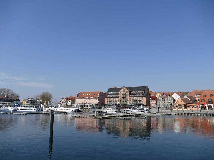 Ferienwohnung für 2 Personen, mit Balkon und Seeblick in Waren (Müritz)
