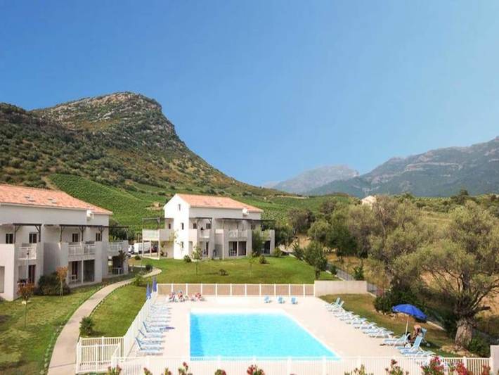 Gîte pour 10 personnes, avec piscine, adapté aux familles à Oletta