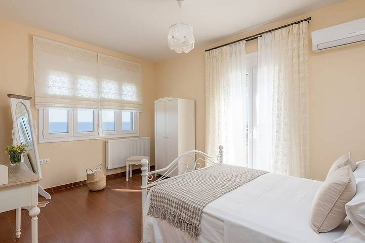 Villa Anemolia! Avec piscine et jardin privés! Vues uniques sur la mer! 1 km de la plage! in Gerani (Réthymnon), Nikiforos Fokas