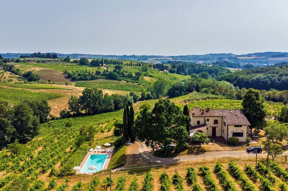 Beautiful  villa for 16 guests with Wifi, private pool, Tv, patio, pets allowed and panoramic view in Scandicci, Florence Province