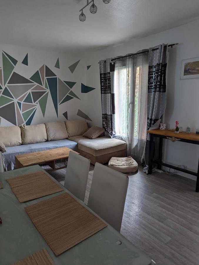 Appartement entier, One-Bedroom Apartment in Fleury-les-Aubrais, Région d'Orléans