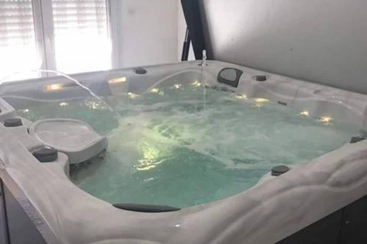 Location de vacances pour 7 personnes, avec piscine ainsi que jardin et jacuzzi à Bréville-sur-Mer - 4