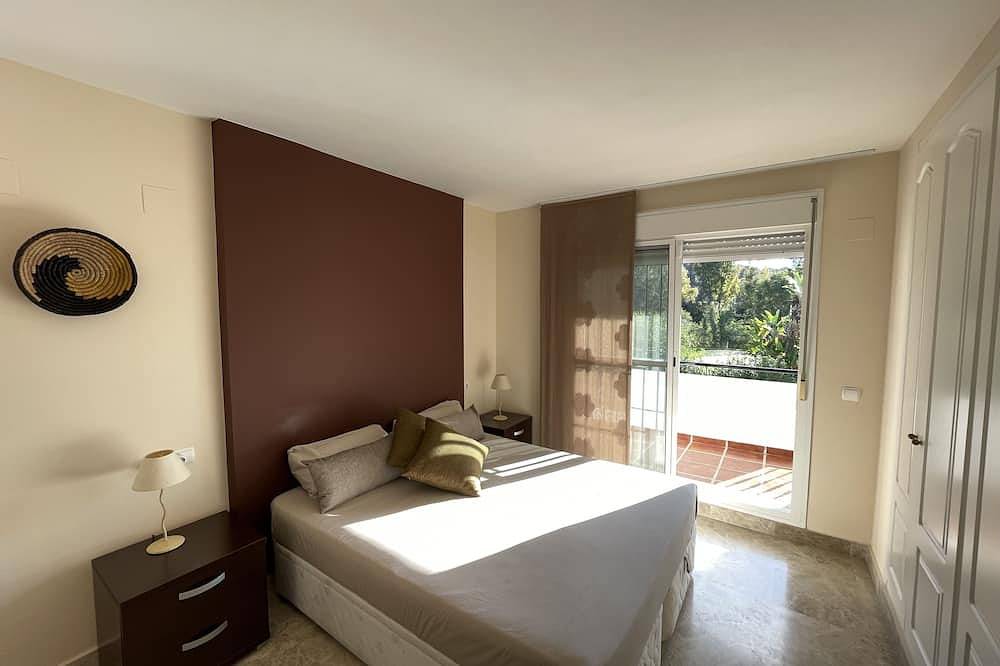 House with terrace, garden & pool. Golf course. And15'' walk from Puerto Banús in Nueva Andalucia Golf Valley, Marbella