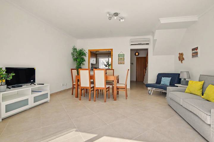 Holiday Home 'Lemon Tree House' with Private Terrace, Wi-Fi and Air Conditioning in Manta Rota, Vila Nova de Cacela