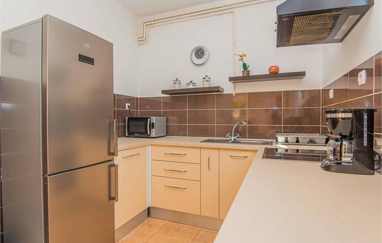 Ganze Ferienwohnung, Geräumige 2-Zimmer-Wohnung mit Terrasse, WLAN und 600 m zum Strand in Brodarica, Šibenik-Knin