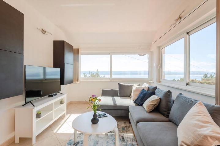 Ferienwohnung für 8 Personen, mit Pool und Balkon in Marusici