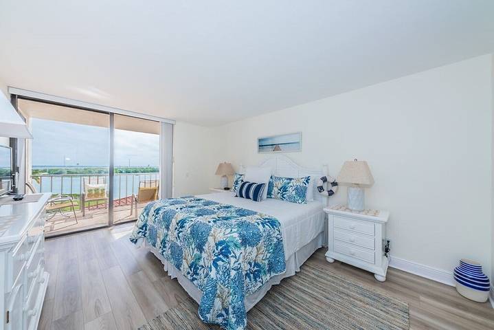 Vacation rental for 2 people, with pool and balcony in St. Petersburg (FL)