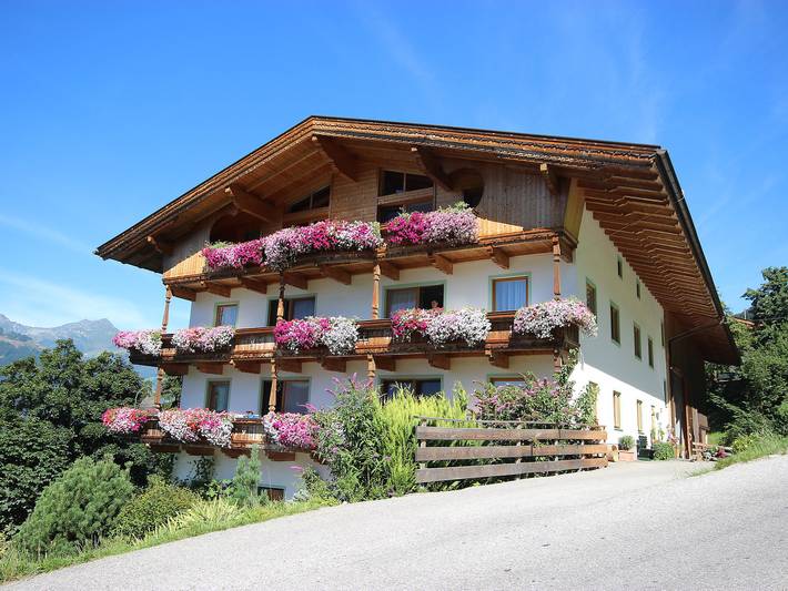 Ferienwohnung für 6 Personen, mit Balkon und Garten sowie Sauna und Ausblick im Zillertal