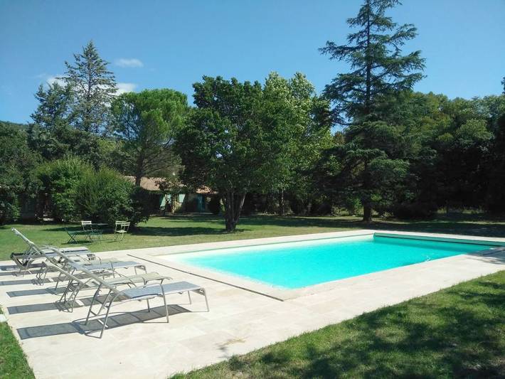 Location de vacances pour 10 personnes, avec jardin ainsi que piscine et vue à Saint-Martin-de-Castillon