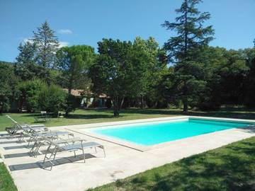 Gîte pour 10 personnes, avec jardin ainsi que vue et piscine à Saint-Martin-de-Castillon