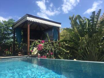 Chambre d’hôte pour 2 personnes, avec vue ainsi que jardin et piscine en Guadeloupe