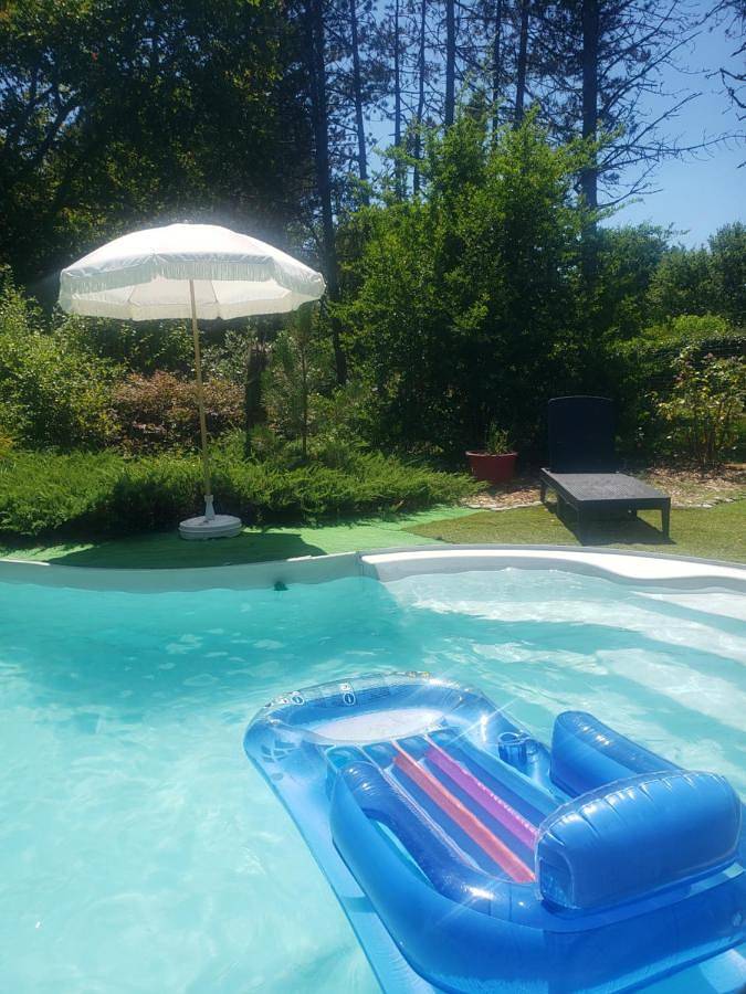 Location de vacances pour 2 personnes, avec Terrasse et Jardin ainsi que Piscine et Vue à Bernos-Beaulac