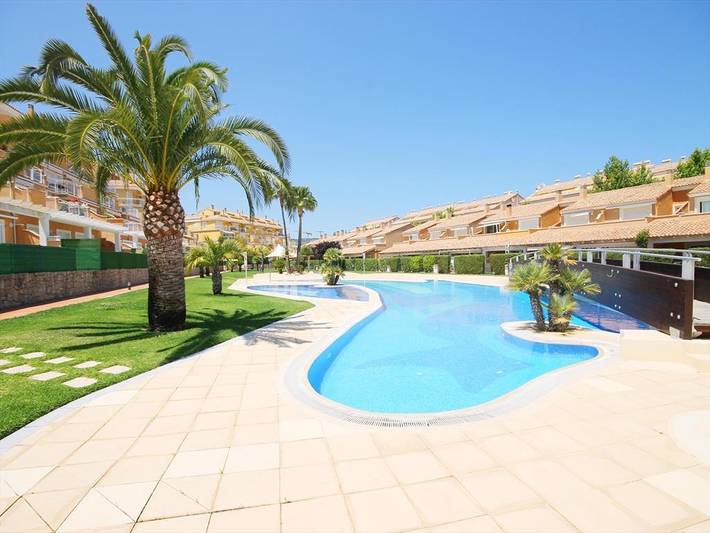 Location de vacances pour 4 personnes, avec piscine et jardin ainsi que bassin pour enfant et terrasse, animaux acceptés à Playa del Arenal