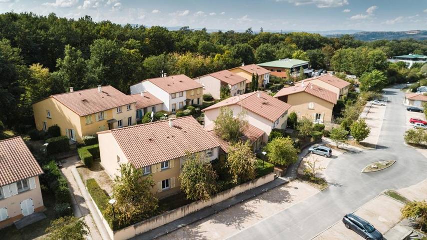 Location de vacances pour 5 personnes, avec jardin à Lissieu - 2