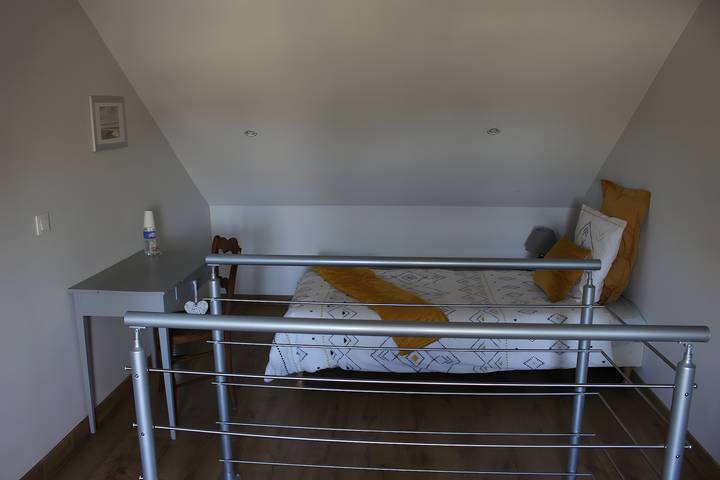 Bed and Breakfast 'Entre Mer Et Terre - Chambre' with Shared Garden and Wi-Fi in Bazenville, Bayeux region