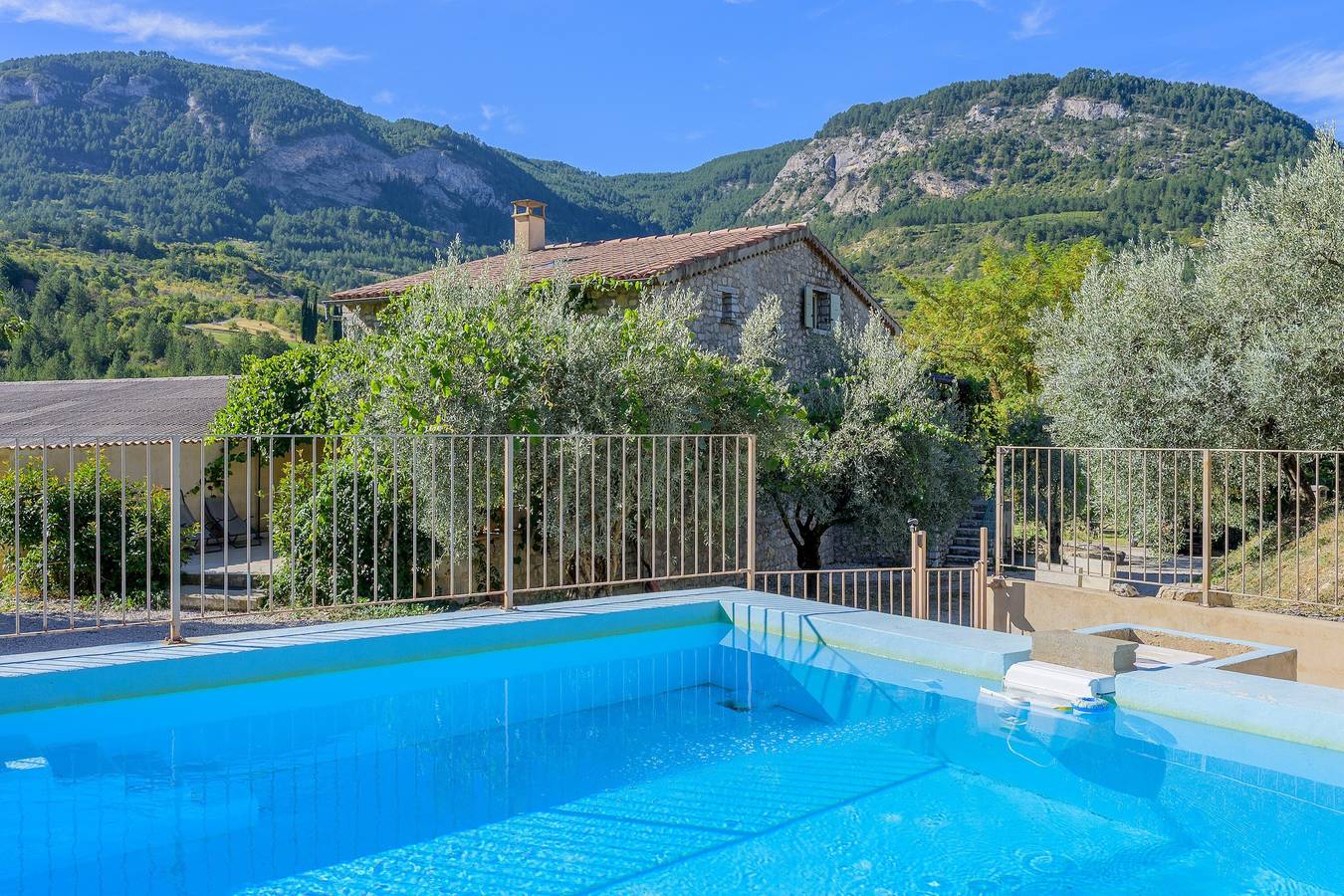 Casa "Le Vieil Olivier" com vista montanha, piscina partilhada e Wi-Fi in Sahune, Nyons (Região)