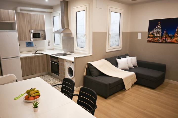 Apartamento entero, M Amplia vivienda de tres dormitorios en L in Centro (Madrid), Madrid