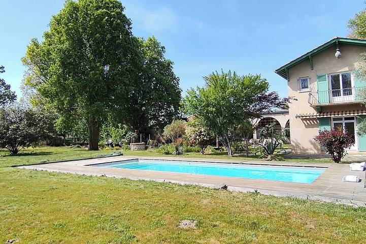 Location de vacances pour 14 personnes, avec jardin à Yzosse