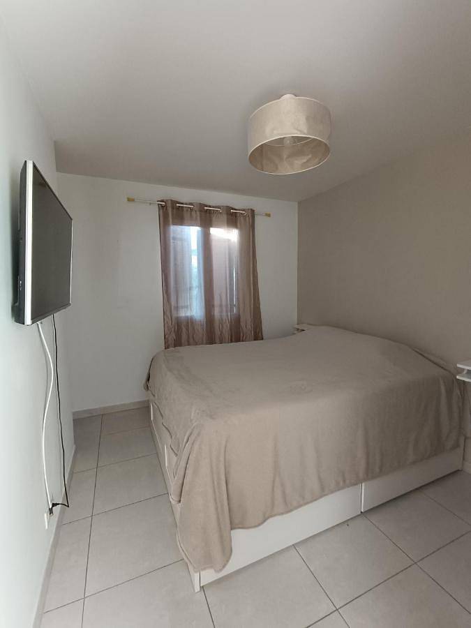 Gîte pour 4 personnes, avec terrasse à La Fare-les-Oliviers - 3